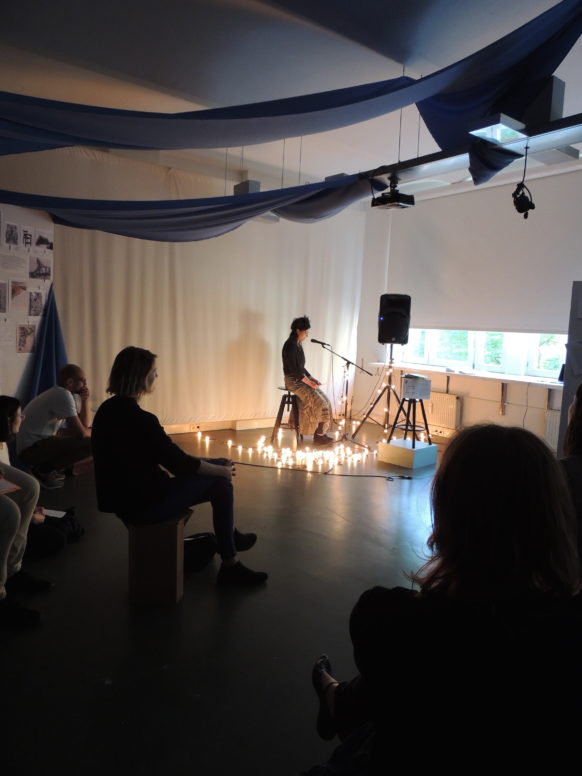 Andrea Popelka präsentiert ihr Projekt »Plane(t)s of Glistening Entanglement« in einem performativen Vortrag
