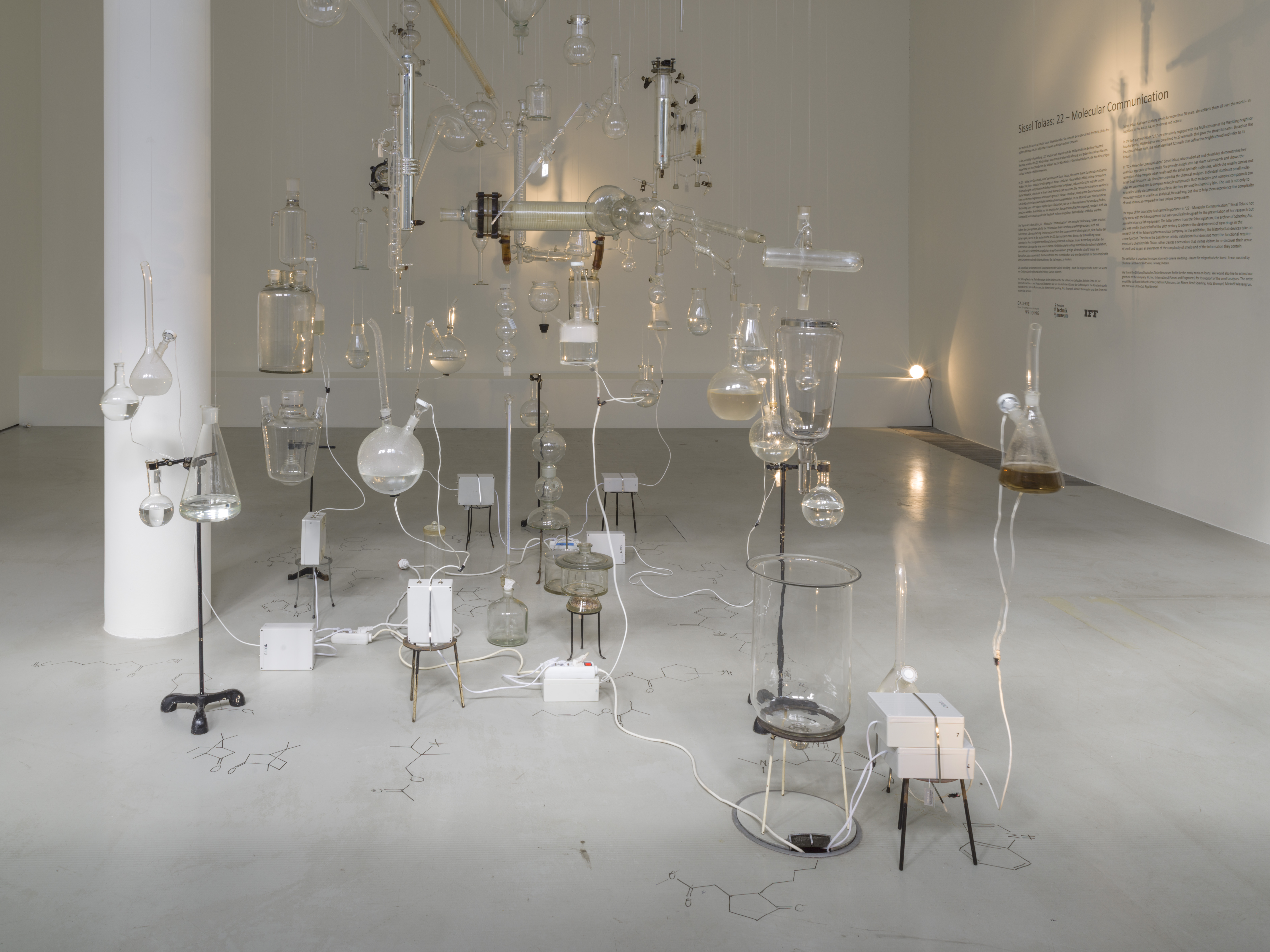 Ausstellungsansicht „22 – Molecular Communication“ von Sissel Tolaas in der Schering Stiftung, Berlin 2019