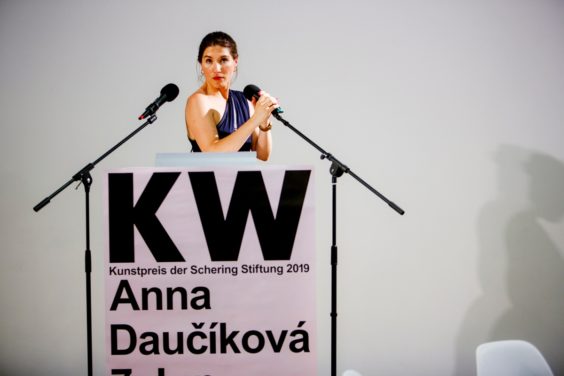 Die Künstlerin Anna Daučíková erhält am 05.06.2019 den Kunstpreis der Schering Stiftung im Tschechischen Zentrum Berlin, sie zeigt ein neues Werk sowie ältere Arbeiten in einer Einzelausstellung in den KW Institute for Contemporary Art, Vorbesichtigung der Ausstellung vor der Preisverleihung.