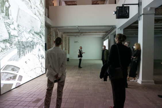 Rabih Mroué erhält am 26.4.2022 in einer feierlichen Preisverleihung den Preis für künstlerische Forschung der Schering Stiftung 2020 in den KW Institute for Contemporary Art, Berlin