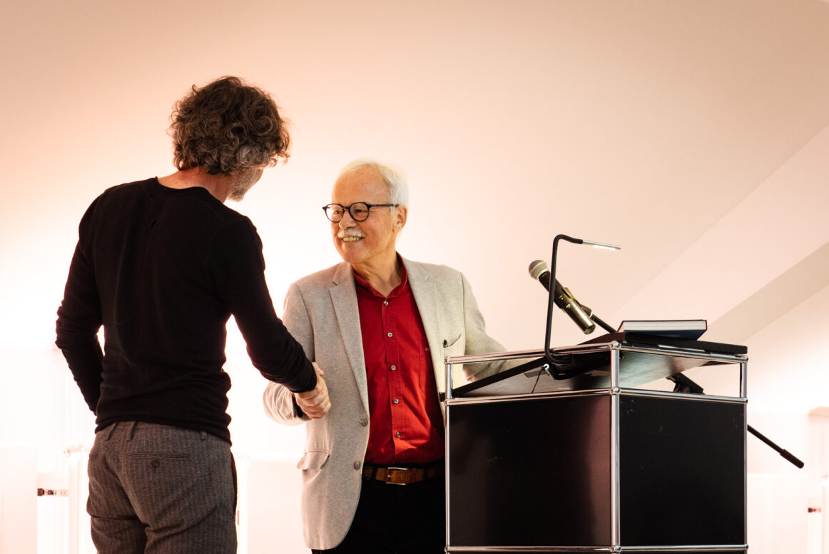 Rabih Mroué erhält am 26.4.2022 in einer feierlichen Preisverleihung den Preis für künstlerische Forschung der Schering Stiftung 2020 in den KW Institute for Contemporary Art, Berlin