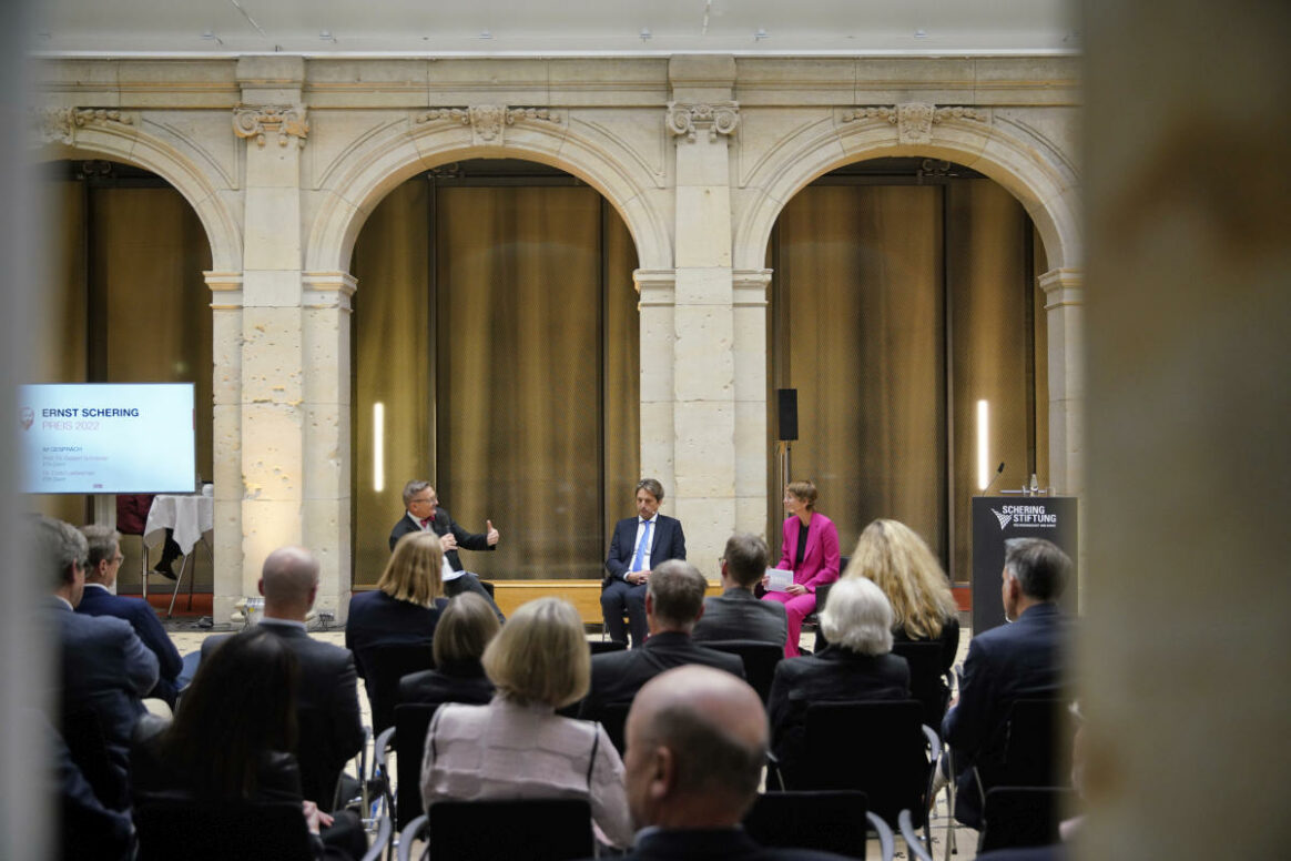 Verleihung des Ernst Schering Preises an Gisbert Schneider & des Friedmund Neumann Preises an Sarah Kim-Hellmuth in Berlin am 29.09.2022