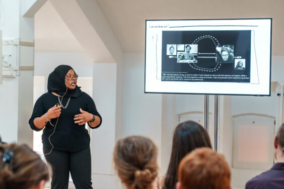 Kameelah Janan Rasheed Performance Lecture zur Ausstellung: in the coherence, we weep in den KW Institute for Contemporary Art, Berlin