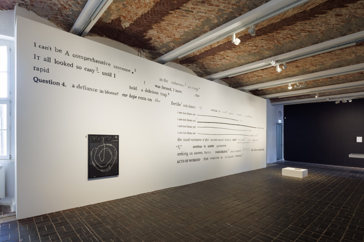 Installationsansicht der Ausstellung In the coherence, we weep in den KW Institute for Contemporary Art, Berlin