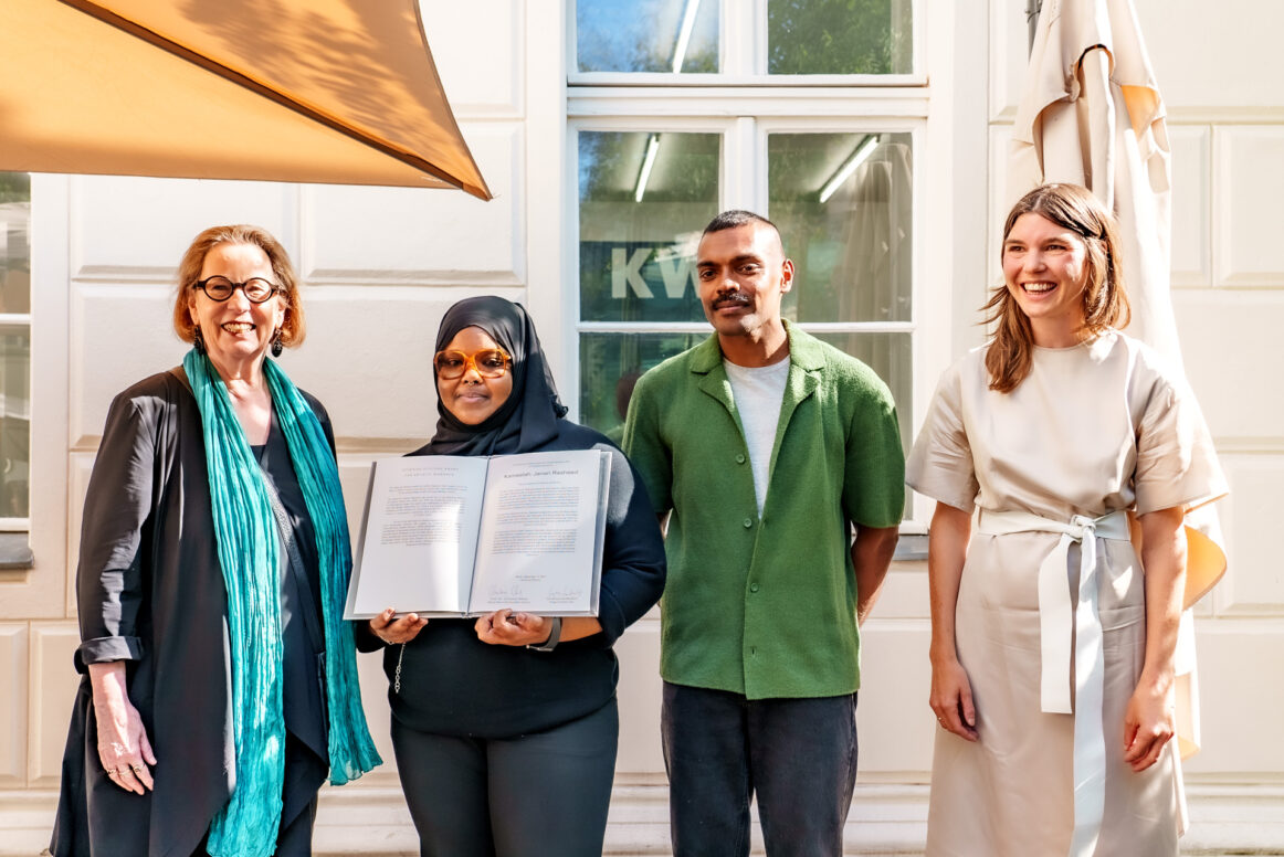 Kameelah Janan Rasheed erhält am 17.09.2023 in einer feierlichen Preisverleihung den Preis für künstlerische Forschung der Schering Stiftung 2022 in den KW Institute for Contemporary Art, Berlin