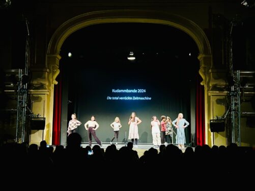 Die total verrückte Zeitmaschine! Ein Theaterprojekt der Komödie am Kurfürstendamm, 2023-2024