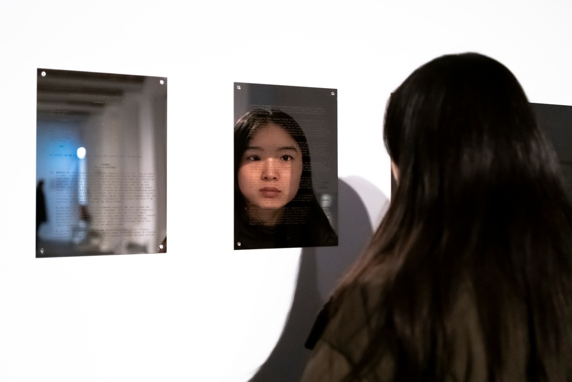 Sung Tieu erhält am 13.02.2025 in einer feierlichen Preisverleihung den Preis für künstlerische Forschung der Schering Stiftung 2024 in den KW Institute for Contemporary Art, Berlin