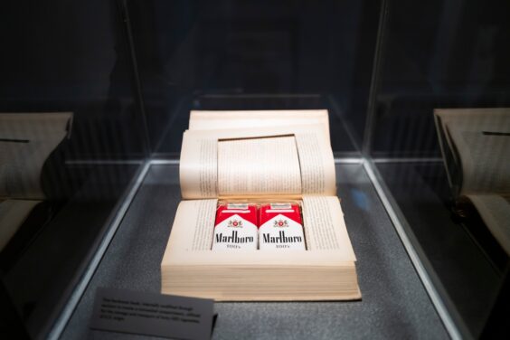 Sung Tieu erhält am 13.02.2025 in einer feierlichen Preisverleihung den Preis für künstlerische Forschung der Schering Stiftung 2024 in den KW Institute for Contemporary Art, Berlin