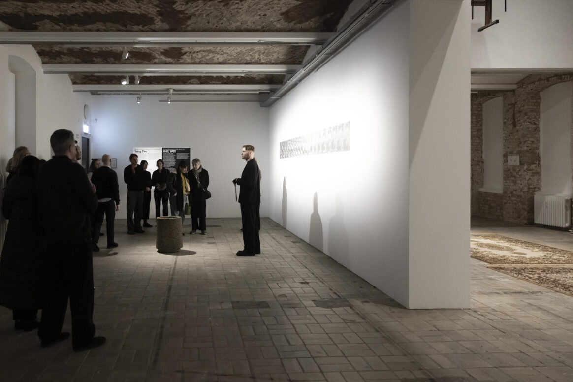 Installationsansicht der Ausstellung Schering Stiftung Award for Artistic Research 2024: Sung Tieu -  1992,2025 at KW Institute for Contemporary Art, Berlin 2025; Alle Werke: Courtesy der Künstlerin, Berlin.