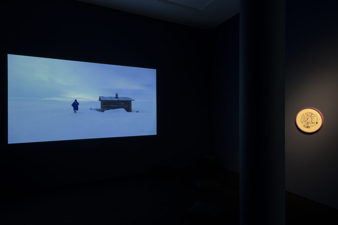 Installationsansichten der Ausstellung Johtingeaidnu – The Path Within im Projektraum der Schering Stiftung, Berlin