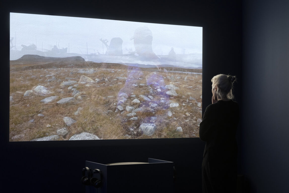 Installationsansichten der Ausstellung Johtingeaidnu – The Path Within im Projektraum der Schering Stiftung, Berlin