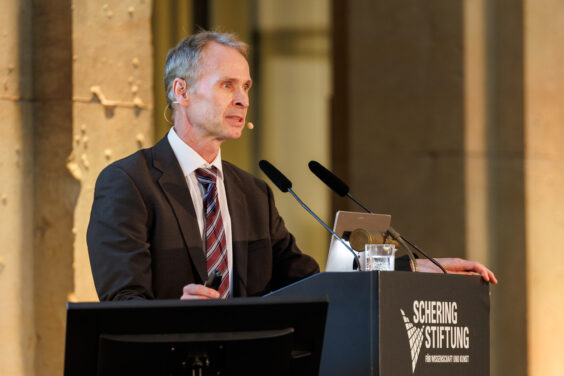 Preisverleihung am 24. November 2025: Ernst Schering Preis an Volker Haucke und Schering Young Investigator Award an Agnes Toth-Petroczy